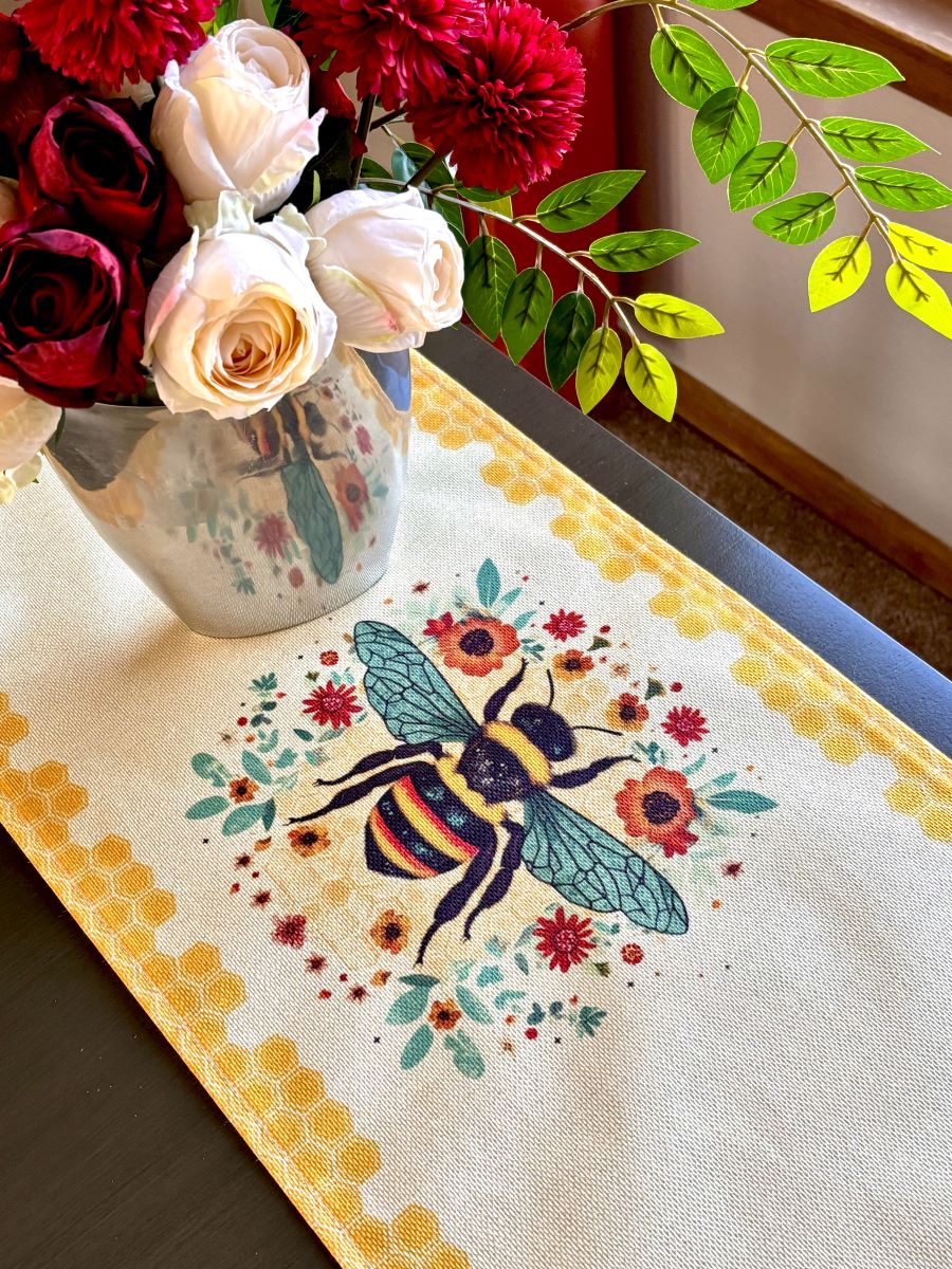 Cottage Bee Table Runner
