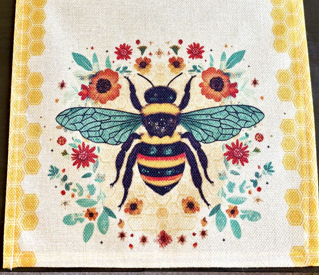 Cottage Bee Table Runner