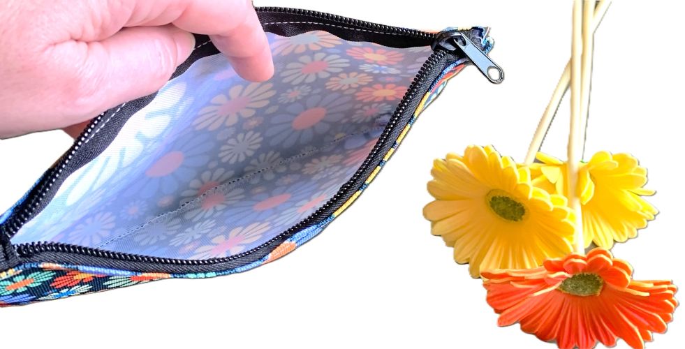 Retro Daisy Zippered Pouch